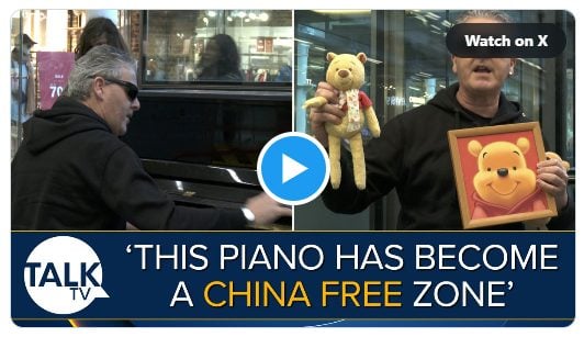 【速報】英国のピアニスト、プーさんのイラスト掲げて演奏再開ｗｗｗ　「中国人よ、見たか！」