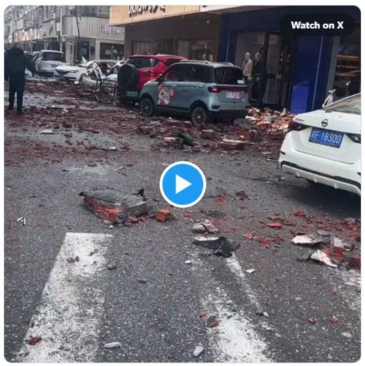 【衝撃映像】中国江西省で外壁崩壊事故、道路の車に瓦礫直撃！