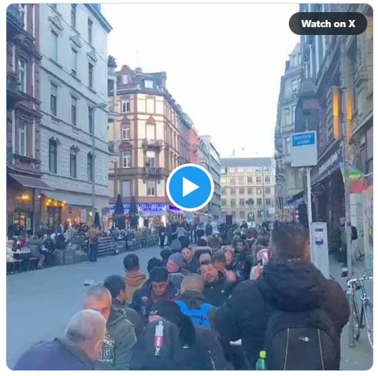 【衝撃映像】ドイツ、街中でイスラムの祈りが響き渡る！「メルケルもこれを誇りに思うだろう」ｗｗｗ